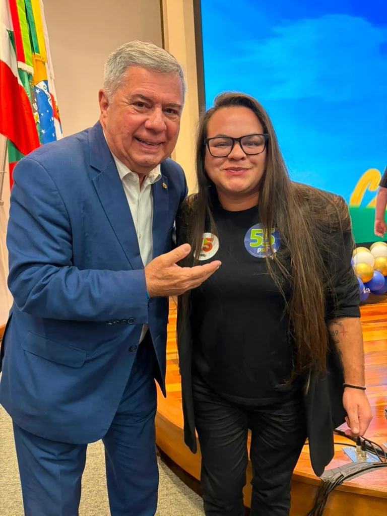 Vanessa Witiuk em registro de encontro público com outra pessoa