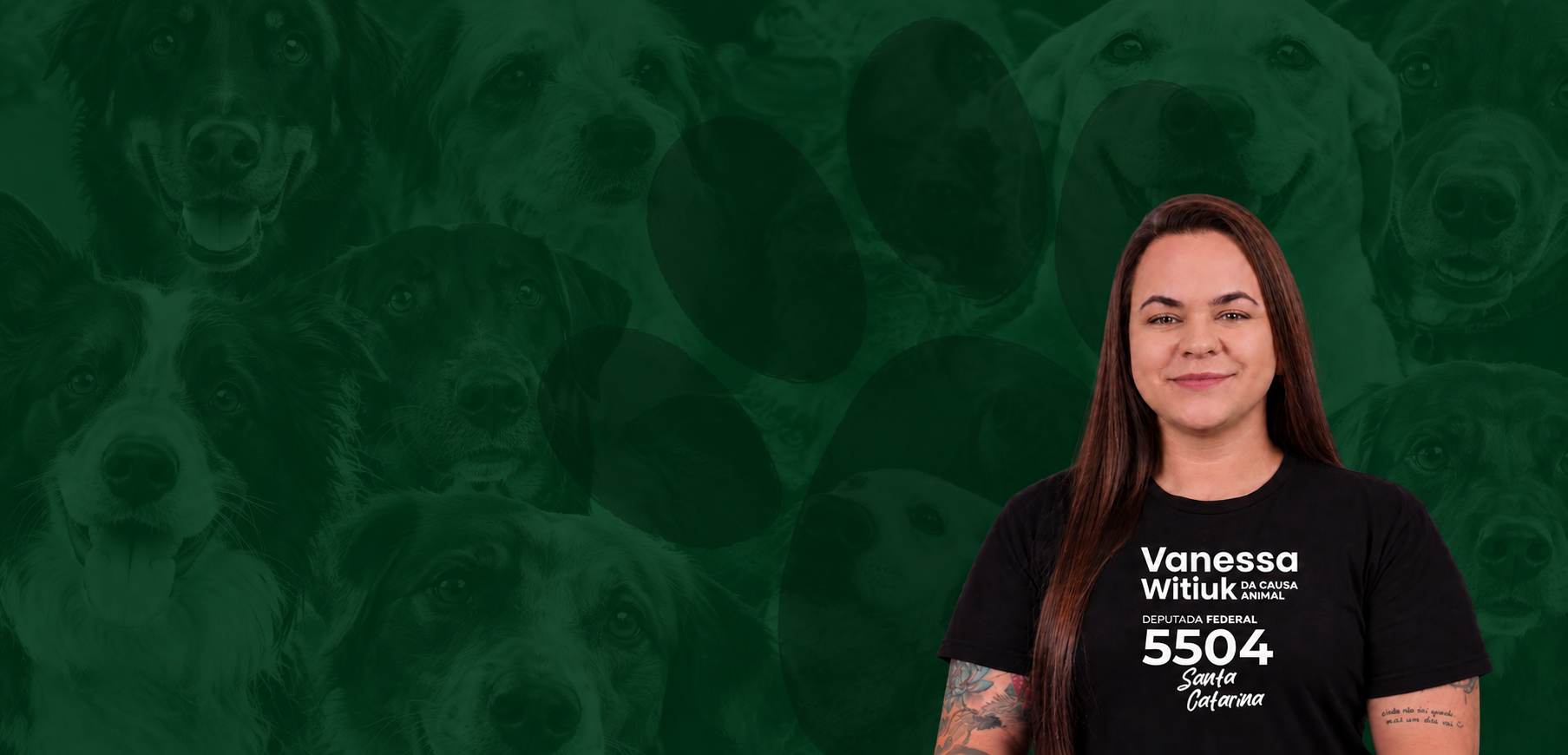 Vanessa Witiuk à direita, com imagens de cães em fundo verde